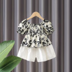 بدلة بناتية ملابس صيفيه وربيعيه للبنات من عمر 1 إلى 6 سنوات يلبس للحفلات العائلية والخاصة وأيضا للأنشطه الترفيهيه،نمطه كلاسيكي رائع فريد ملفت للنظر لبساطته وجماله وأناقته الملفته