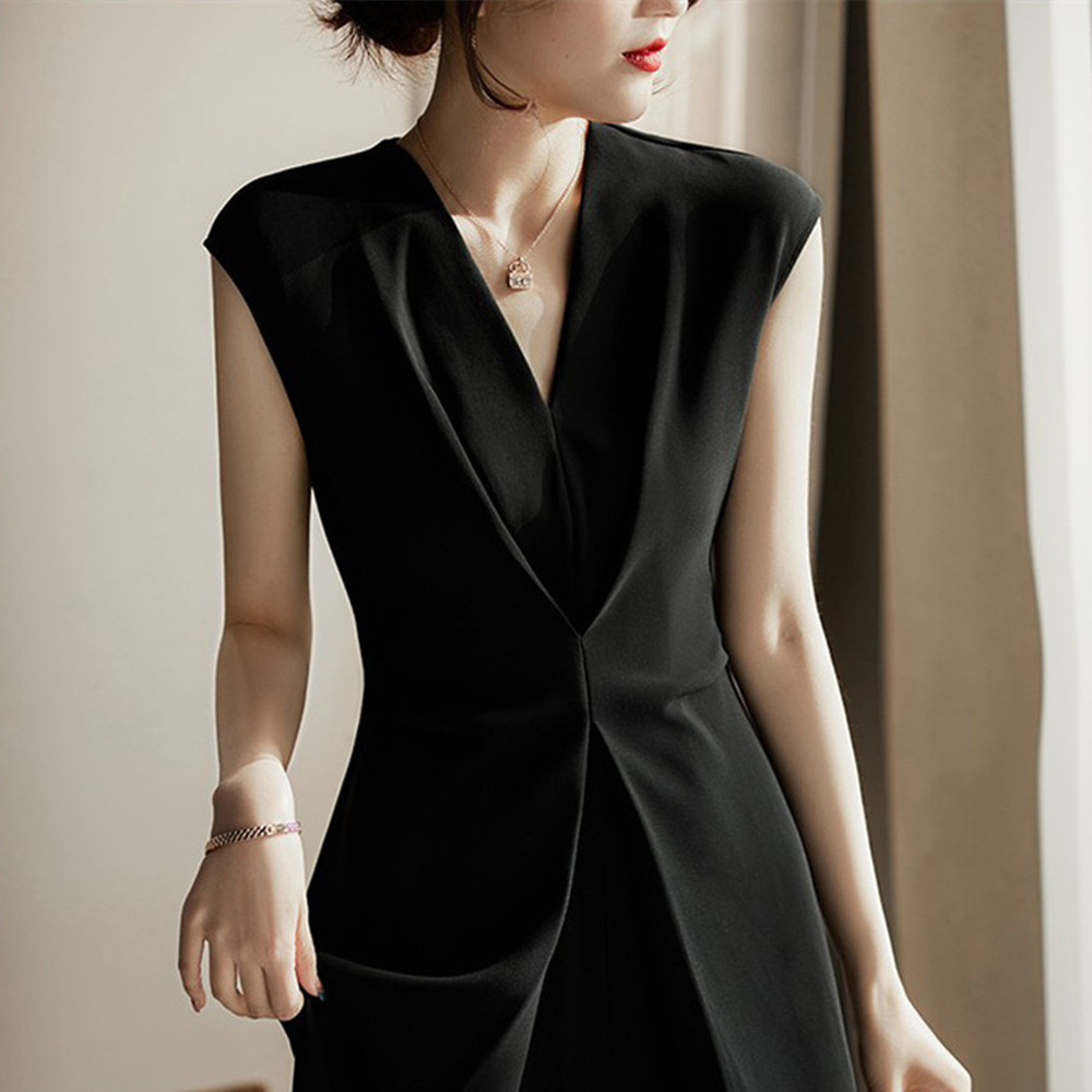 45c80de3-581d-4234-b287-8ddf2c9c3927.jpg The Magic Of The Little Black Dress Is Stunning In Triacetate - الصورة 1