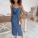 Solid color buttoned tight skirt