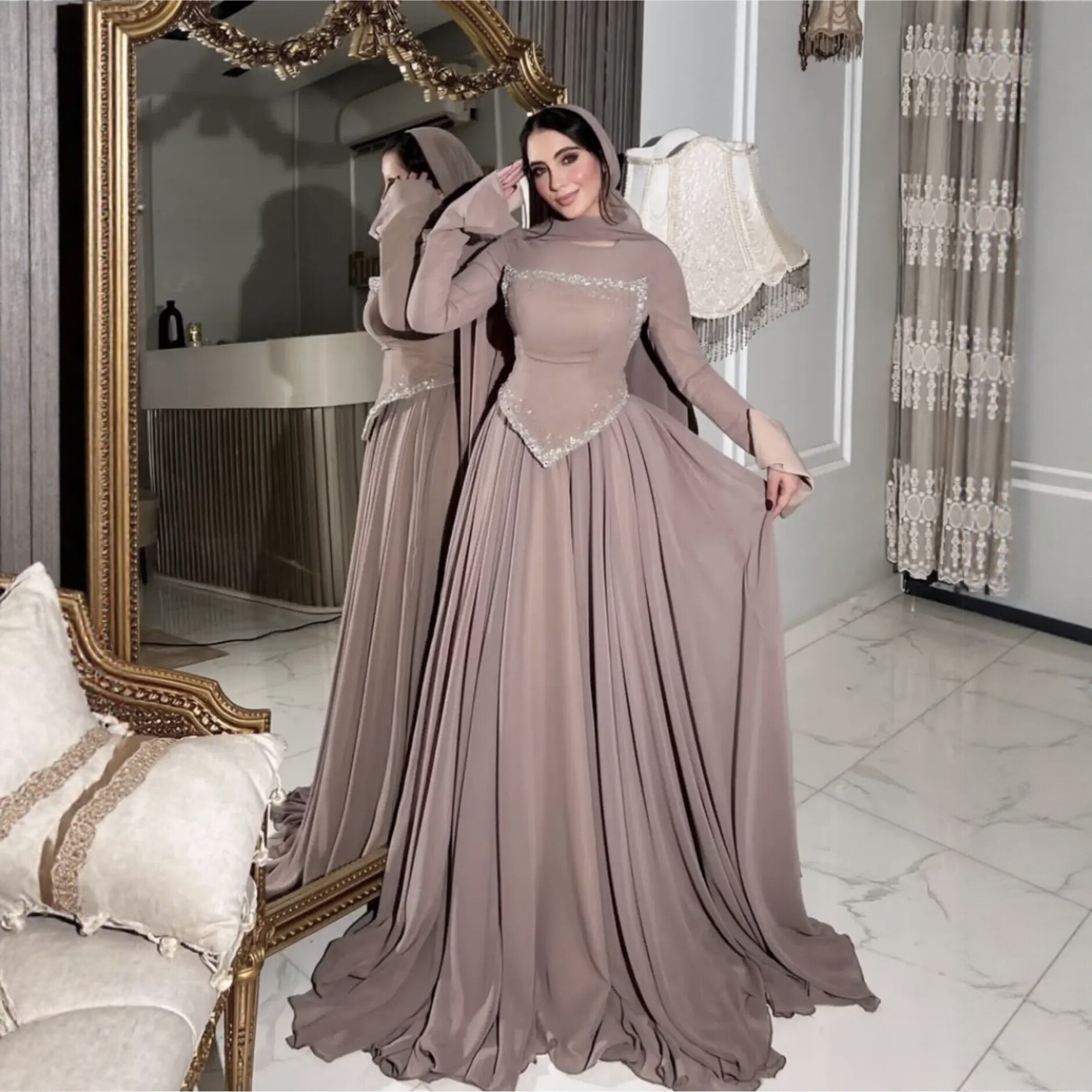 d9225c34-78ba-4372-98d6-9d841d009f6f.jpg Elegant Long-Sleeve Rhinestone-Embellished Evening Gown - الصورة 1